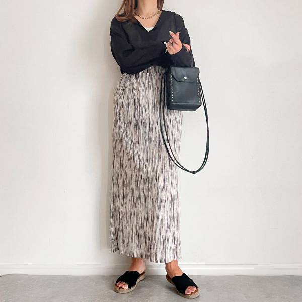 服装が悩ましい時期に「シアートップス」を着るコツは…こなれ感爆上げ”大人のカジュアルコーデ”3選