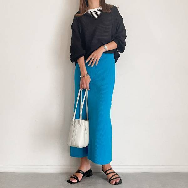 服装が悩ましい時期に「シアートップス」を着るコツは…こなれ感爆上げ”大人のカジュアルコーデ”3選