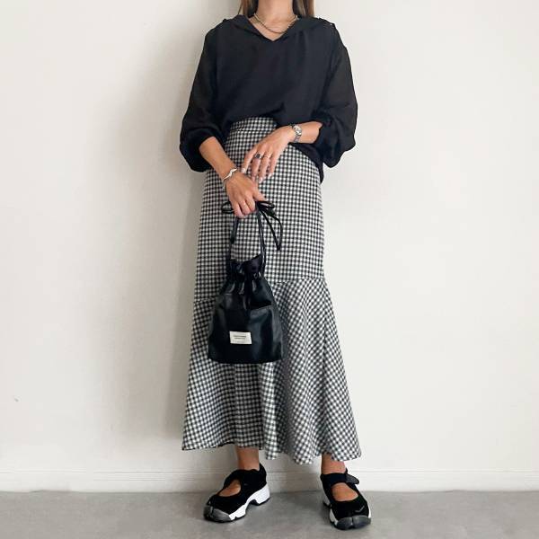 服装が悩ましい時期に「シアートップス」を着るコツは…こなれ感爆上げ”大人のカジュアルコーデ”3選