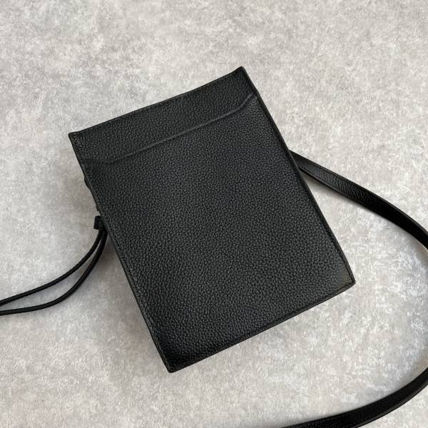 「お値段以上」で「使いやすい」！！【ブルーシンシア】ショルダーバッグが「ちょうどいい」！！