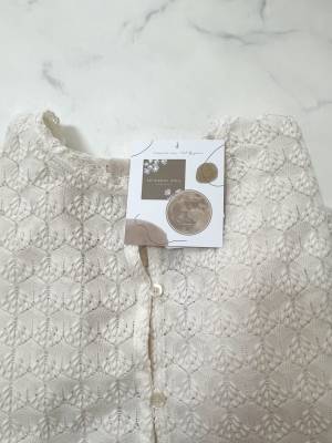 「驚きのプライス」「体型カバーも叶う」【しまむらコラボ】レース素材が可愛い”万能2WAYブラウス”