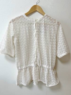 「驚きのプライス」「体型カバーも叶う」【しまむらコラボ】レース素材が可愛い”万能2WAYブラウス”