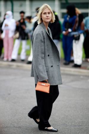 ビッグシルエットでモダンな趣を。リンダ・トールの着こなし【今、気になるファッションアイコン】