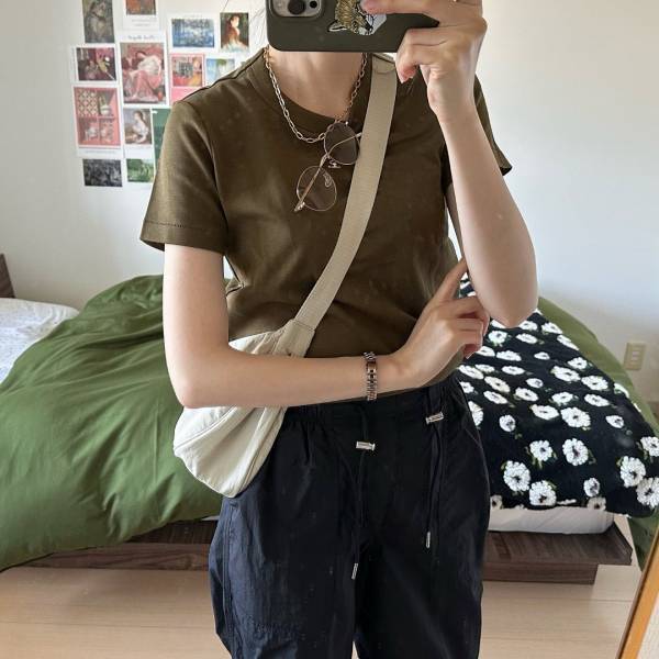 【ユニクロ】の「バズりバッグ」リアルに使いすぎ！「ほーんと楽だ♡」”ミニショルダーバッグ”