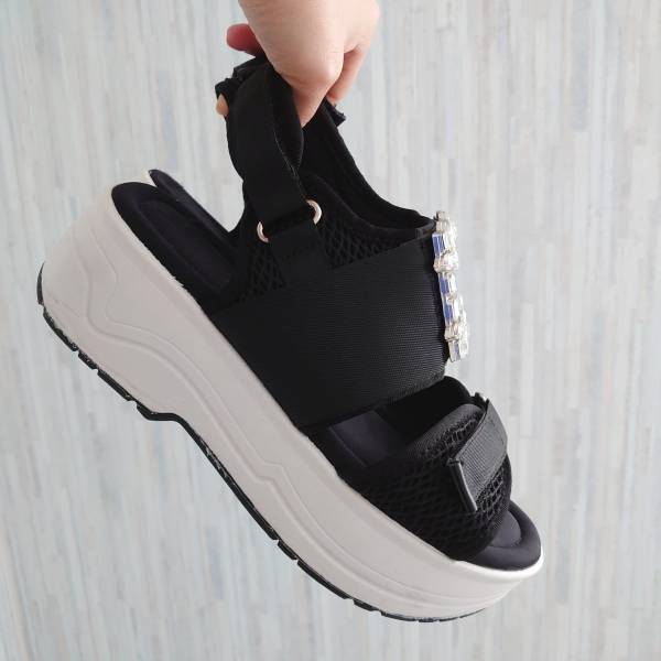 ええ！「驚きのお値段」！【しまむら】「お得な」”厚底ビジューサンダル”は「華やかで」可愛すぎる！