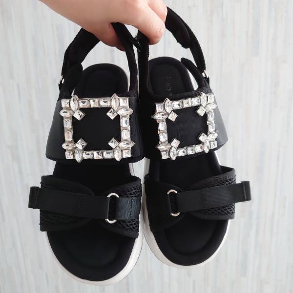 ええ！「驚きのお値段」！【しまむら】「お得な」”厚底ビジューサンダル”は「華やかで」可愛すぎる！