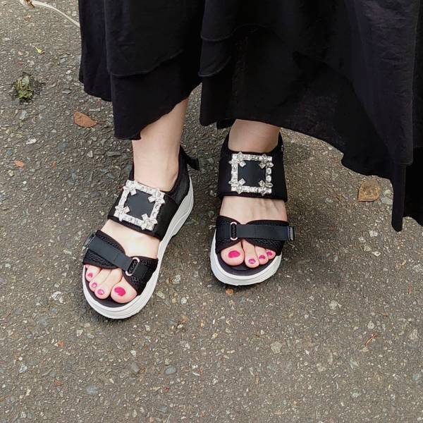 ええ！「驚きのお値段」！【しまむら】「お得な」”厚底ビジューサンダル”は「華やかで」可愛すぎる！