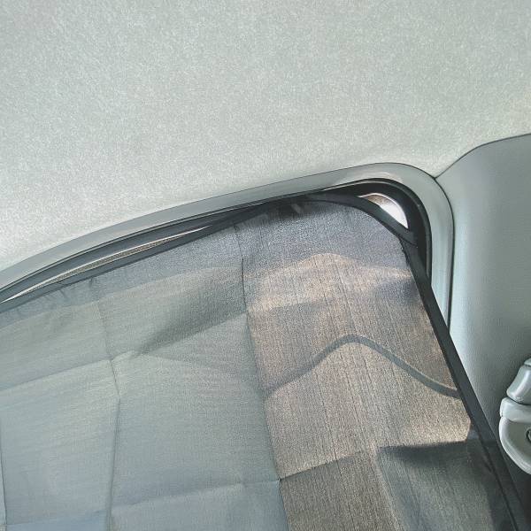 「ピタっとつけるだけ」「日差し対策」に最適！！【セリア】“クルマ用カーテン”が便利