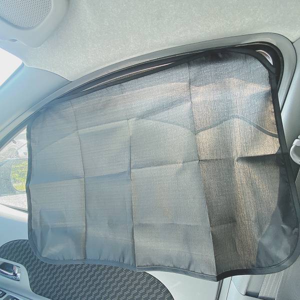 「ピタっとつけるだけ」「日差し対策」に最適！！【セリア】“クルマ用カーテン”が便利