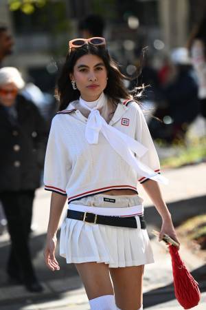 ヨーロッパで大人気のスキニースカーフ。名脇役のスカーフを海外風にかっこよく取り入れるテク