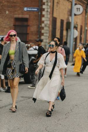 ヨーロッパで大人気のスキニースカーフ。名脇役のスカーフを海外風にかっこよく取り入れるテク