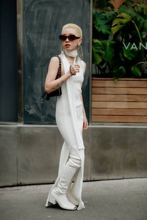 ヨーロッパで大人気のスキニースカーフ。名脇役のスカーフを海外風にかっこよく取り入れるテク