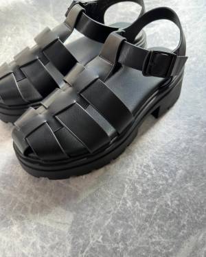 大幅『値下げ』発生中！！【GU】”もう1足”買うなら！ 今っぽ「グルカサンダル」に決まり♡