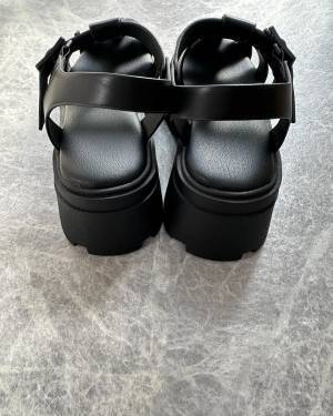 エ゛ッ！ もう『値下げ』だって！【GU】結局、一番履いちゃうやつ♡「グルカサンダル」が買い！