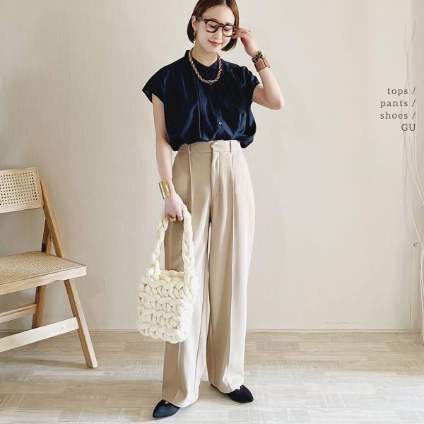 やっぱ「ネイビー」が最強！【GU】上品見えする「夏のネイビーブラウス」