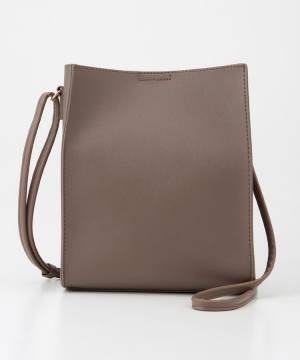 「どんなスタイルにも好相性」夏のお出かけに！【ハニーズ】「こなれた雰囲気が漂う」”シンプル大人バッグ”4選