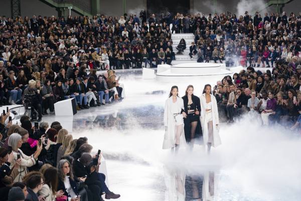 CHANELのクロージングを歩いた東洋人初のモデル、シン・ヒョンジ（Hyunji Shin）とは？