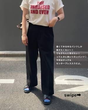 ユニクロのリネンブレンドタックワイドパンツを履いている女性