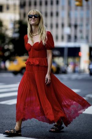 攻めた辛口フェミニンを実現！ ジャネット・マドセンの着こなし【今、気になるファッションアイコン】