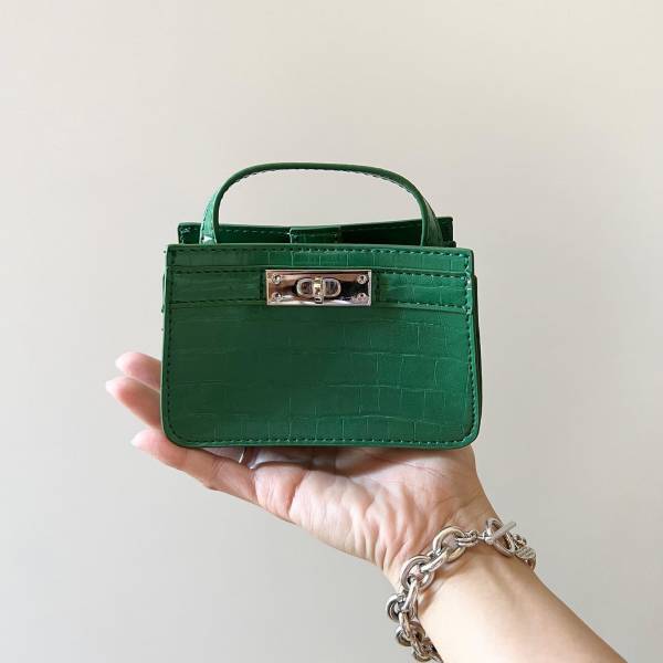 おしゃれ【マイクロバッグ】に注目！スタイリングに映える色や形とは？