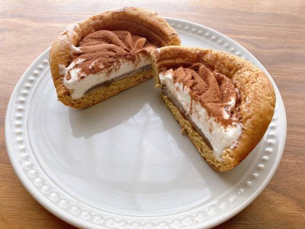 さすがに「贅沢」すぎるって…！【ファミリーマート】「まさにティラミスそのもの」な菓子パンを食べてみた