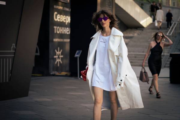 ヨーロッパの各地でキャッチ！ オーバーサイズのTシャツをドレス風に着こなすおしゃれ賢者が続出！