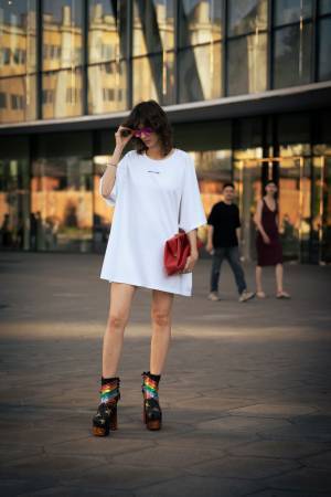 ヨーロッパの各地でキャッチ！ オーバーサイズのTシャツをドレス風に着こなすおしゃれ賢者が続出！