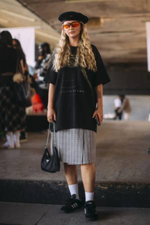 ヨーロッパの各地でキャッチ！ オーバーサイズのTシャツをドレス風に着こなすおしゃれ賢者が続出！