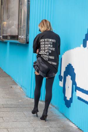 ヨーロッパの各地でキャッチ！ オーバーサイズのTシャツをドレス風に着こなすおしゃれ賢者が続出！