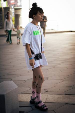 ヨーロッパの各地でキャッチ！ オーバーサイズのTシャツをドレス風に着こなすおしゃれ賢者が続出！