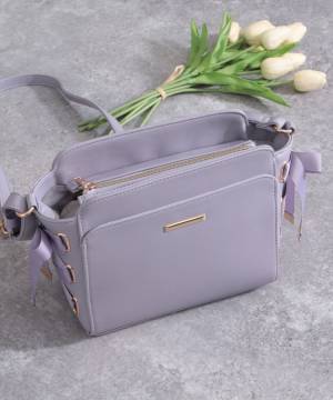 『白・黒』以外もイイじゃんッ♡ 【ハニーズ】シンプル服に映える！ 主役級「カラーバッグ」