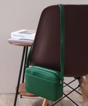 『白・黒』以外もイイじゃんッ♡ 【ハニーズ】シンプル服に映える！ 主役級「カラーバッグ」