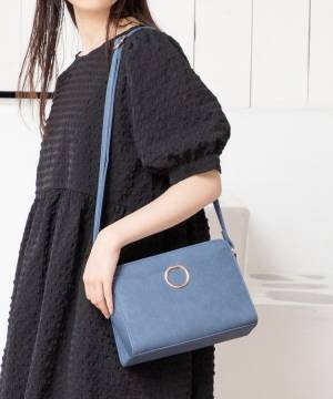 『白・黒』以外もイイじゃんッ♡ 【ハニーズ】シンプル服に映える！ 主役級「カラーバッグ」