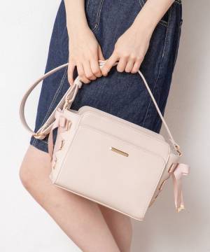 『白・黒』以外もイイじゃんッ♡ 【ハニーズ】シンプル服に映える！ 主役級「カラーバッグ」