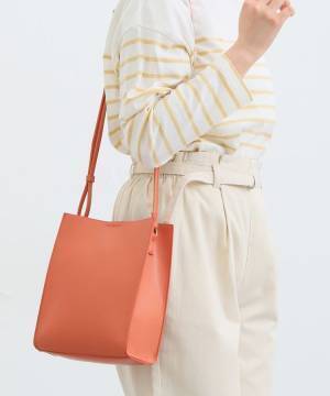 『白・黒』以外もイイじゃんッ♡ 【ハニーズ】シンプル服に映える！ 主役級「カラーバッグ」