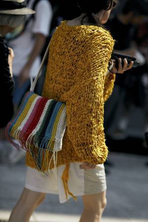 世界のストリートスナップで見る、夏の【イエロー】のお手本