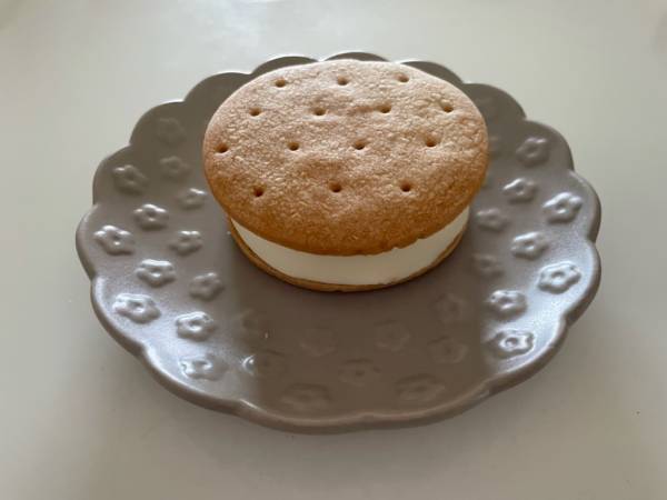 【ローソン】暑い日は毎日コレ食べたい！ペロリと食べられちゃう「生チーズケーキサンド」
