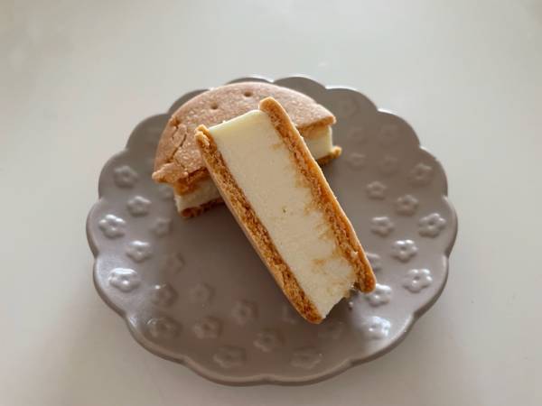 【ローソン】暑い日は毎日コレ食べたい！ペロリと食べられちゃう「生チーズケーキサンド」