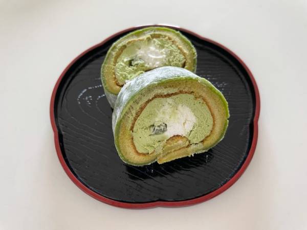 【待望の再登場】「もちもちもち食感」たまらぁぁん♡【ローソン】“お抹茶ロール”が絶品