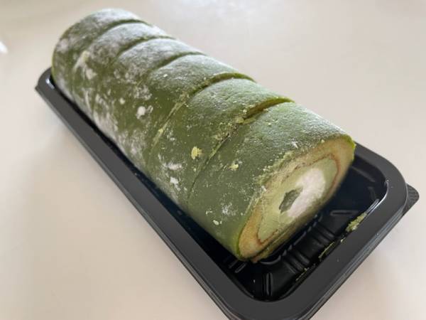 【待望の再登場】「もちもちもち食感」たまらぁぁん♡【ローソン】“お抹茶ロール”が絶品