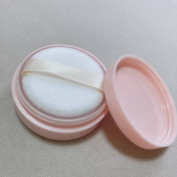 注目パウダーが「220円」！！お手頃で激アツ♡【ダイソー】“フェイスパウダー”紹介