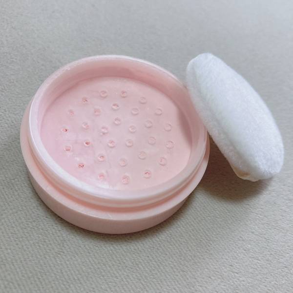 注目パウダーが「220円」！！お手頃で激アツ♡【ダイソー】“フェイスパウダー”紹介