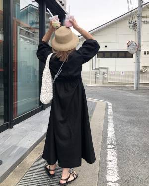 「軽くてとにかくラク」って♡【ユニクロ】絶対使えるやつじゃん！ 人気の「黒サンダル」