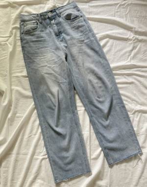 「ヘビロテ」決定？！「夏」に穿きたい！【しまむら】「穿き心地◎」の”ブルーデニム”