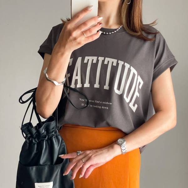 「色も形も理想」すぎる…二の腕細見えも！【しまむら】めちゃ可愛い”チャコールグレートップス”を紹介