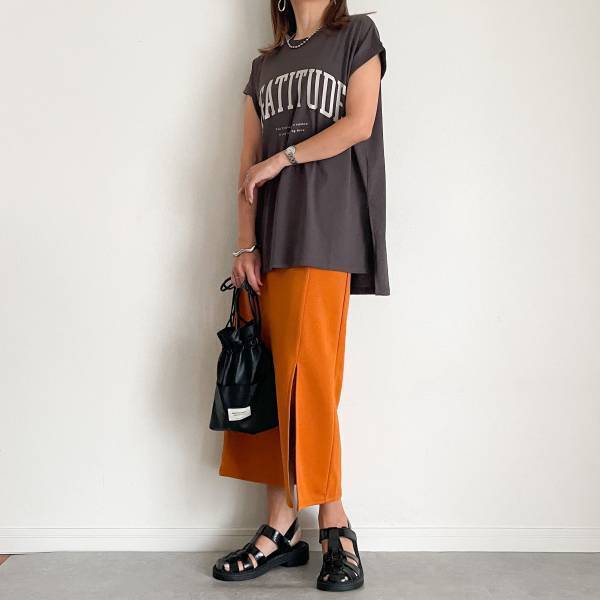 「色も形も理想」すぎる…二の腕細見えも！【しまむら】めちゃ可愛い”チャコールグレートップス”を紹介