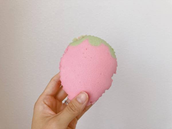 「ふわふわしっとり食感」が幸せ…♡「思わずパケ買い」【ファミマ】こりゃたまらん！“いちご蒸しパン”紹介