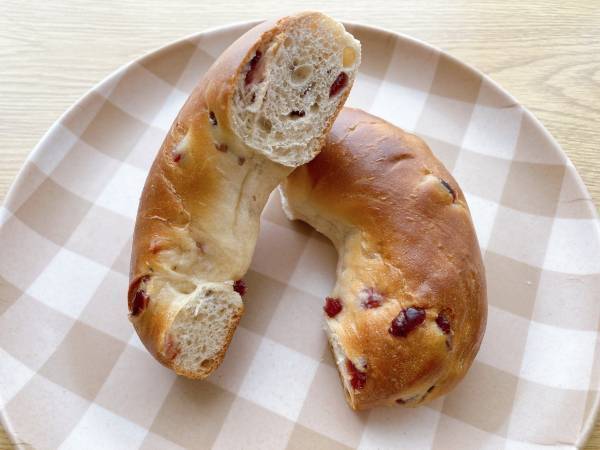 《至福のひと時》「クセになるおいしさ」「むぎゅっと食感」【ローソン】「たっぷり」ベリーの“ベーグル”特集