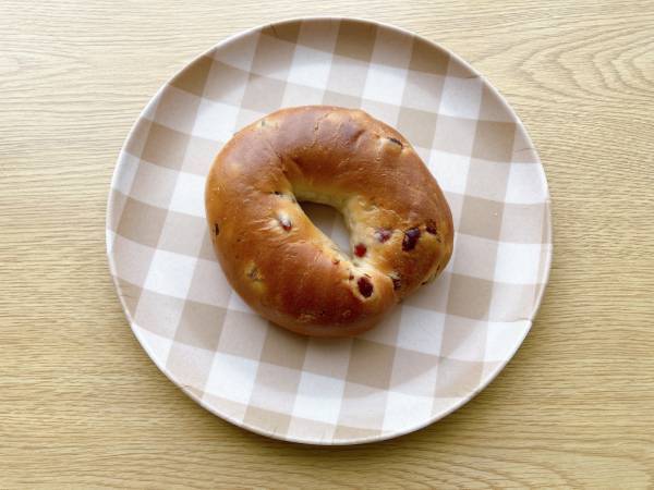 《至福のひと時》「クセになるおいしさ」「むぎゅっと食感」【ローソン】「たっぷり」ベリーの“ベーグル”特集