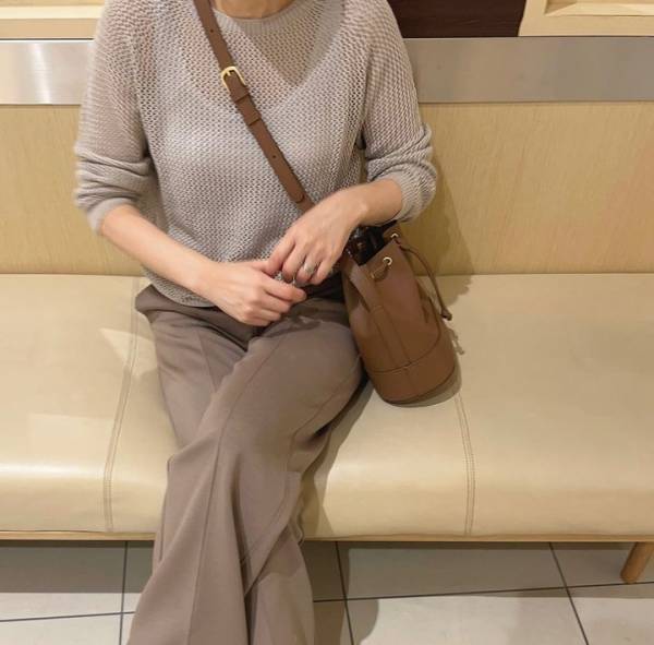 即決で「速攻レジ」へ！！ついイロチ買いッ！【ユニクロ】“メッシュセーター”が超オシャレ